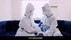 Abspielen Quarantäne Quickie: Petite Blonde Lola Faes Tabu -Begegnung mit Lucky Fae