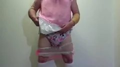 Reproduzir Sissy Pinky em calças plásticas molhando e jogo submisso