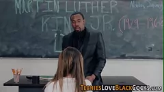 Redare Cocoșul mare al profesorului negru devine muie adolescentă și facial