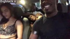 Jouer Hot Roadside Tryst: Creampie interraciale et masturbation intense