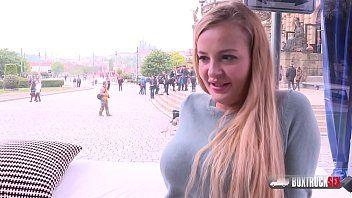 Reproduzir Vovô fode a sobrinha uma prostituta loira com focinho e lábios grandes