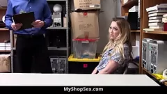 Jouer Après une punition hardcore, un voleur épais se fait dominer par un flic lors d'une séance de pipe avec une caméra espion