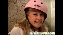 Reproducir La linda adolescente rubia Little Summer se entrega a una ardiente sesión en solitario con intensos dedos y provocaciones