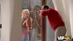 تشغيل تفاجئ إلين جيس جارها القديم بجلسة جنسية جامحة غير مخطط لها في منزله