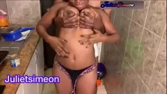Reproduzir Experimente o prazer final enquanto uma milf com tesão lambe, chupa e fode seu homem, esguichando em todo seu grande pau e corpo