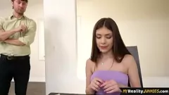 Reproducir Nena adolescente seduce a su hermanastro para una aventura salvaje estilo perrito en esta historia apasionante