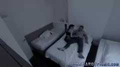 Abspielen Tätowiertes britisches Babe mit riesigen Titten und großem Schwanz in Hardcore-Spionage-Cam-Action