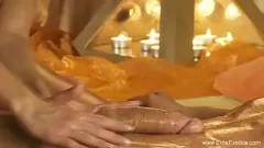 Reproducir Experimente el máximo placer sensual: un masaje relajante que conduce a una intensa acción anal y mamada interracial