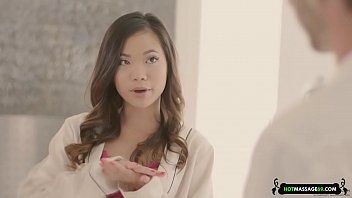 Jouer Une asiatique sexy fait un massage avec achèvement