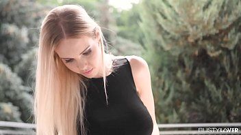 Jouer L'escorte florentine frotte le pénis entre ses jambes et chevauche le tout