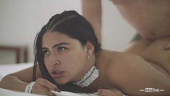 تشغيل اخترقت امرأة سمراء عندما جلست على بطنها