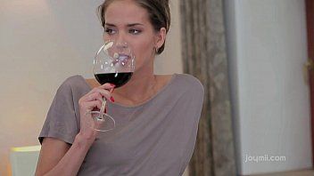 Reproduzir Xxx adultos bebem vinho para desejar xxx