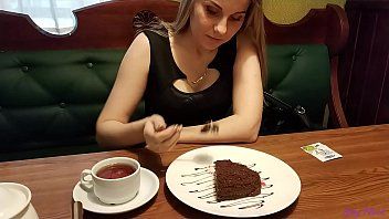 Jouer Il l'emmène à un gâteau et puis je le lui donne en xxx