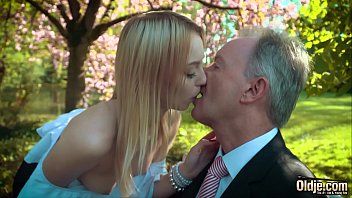 Abspielen Xxx des Sommers zwischen einer Teenager-Frau und einem alten Mann mit Geld