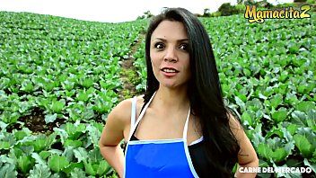 Jouer Mary fait xxx sur la plantation de fraises avec le feu