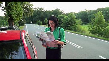 Odtwórz penetruje dobrą seks prostytutkę na skraju asfaltu w pobliżu samochodu