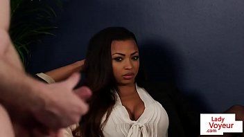 Jouer mal excité frotte sa bite en femme noire se masturbe