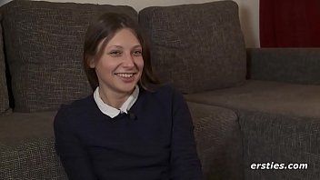 Jouer tania maicuta chaude après qu'elle se déshabille sur le chat vidéo et se masturbe