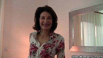 Jouer Filles matures se déshabillant chatte nue