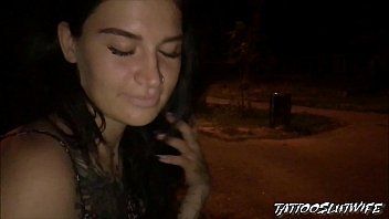 Reproduzir xxx à noite com uma prostituta em público