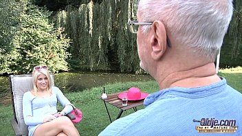 Abspielen Sie steckt ihre Finger in ihre Muschi und hat große Titten