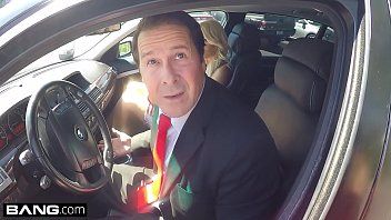 Abspielen Super geile Frauen machen Oralsex im Auto