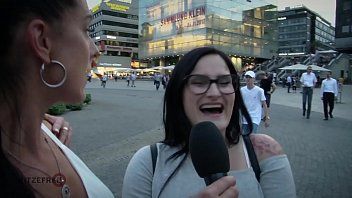Jouer Baiser avec un commentateur xxx qui provoque une jeune femme à baiser avec une star masculine xxx