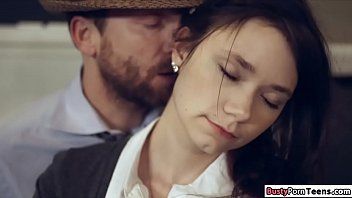Jouer Films xxx gratuits avec le prof, baise avec l'homme, il lui met les doigts dans le cul