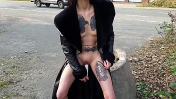Reproduzir Mulher tatuada nada sexy esfrega seu sangue em sua buceta em público em uma cadela negra hardcore para este inverno