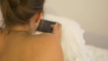 Odtwórz Napalona blondynka uprawia seks na krześle