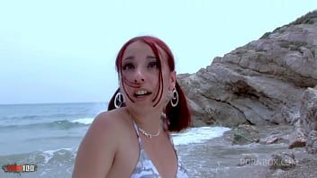 Jouer Il pénètre bien cette fille quand elle est allongée sur le dos