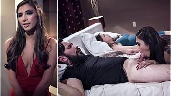 Jouer Il masse les jambes de cette chaude adolescente qui vient de se réveiller et veut la rejoindre