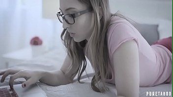 Odtwórz Ten mężczyzna wykonuje gorącą robotę od kilku minut z językiem między jej nogami