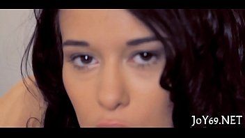 Reproducir La chica de grandes pechos comienza a frotarla con mucha habilidad.