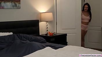 Jouer Le jouet embrassé puis fourré dans sa chatte
