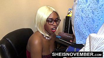 Reproduzir Xxx online grátis no trabalho com a secretária sentada atrás