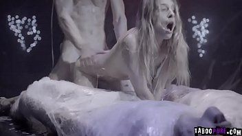 Jouer La magnifique femme exploitée et amenée à jouer dans le show vii !