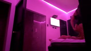 Jouer Une pute de luxe dans une boîte de nuit donne du xxx oral et du xxx sans vergogne avec un client