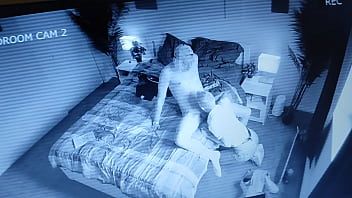 Jouer Une MILF de 55 ans fait du xxx oral et se promène nue