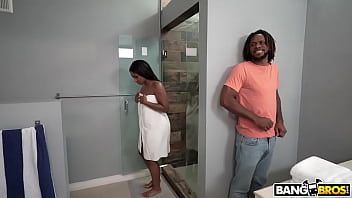 Reproduzir Essa garota está além do limite da felicidade quando faz anal xxx com esse negro