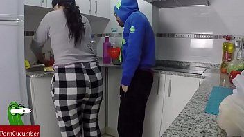 Abspielen Die Köchin mit dem dicken Arsch macht einen Blowjob in der Küche