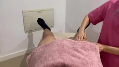 Reproduzir TRAINDO O AMIGO DE GF: Boquete surpresa e punheta útil da massagista Lois Clark