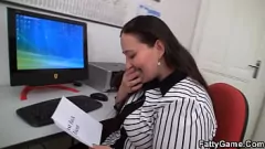 Jouer Une MILF potelée au bureau libère ses énormes seins et son gros cul pour séduire le client