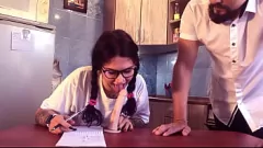 Reproduzir Jovem adolescente aprende a chupar pau e é recompensado com uma cara cheia de porra