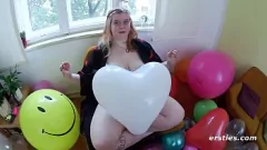 Reproduzir Brincadeira de balão de Curvy Babe Poppy e intenso orgasmo solo