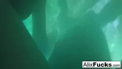 Reproduzir Molhado e selvagem: amantes lésbicas de Alix Lynx e Jenna capturadas em uma câmera subaquática