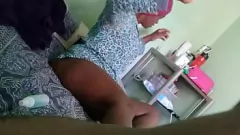 Reproduzir Ebony MILF da África do Sul chupa um pau grande enquanto o marido está no trabalho