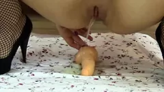 Reproduzir MILF molhada e selvagem: brincadeira de buceta e chuva de ouro em um pau de borracha