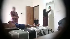 Reproduzir Massoterapeuta é flagrado por um Bulldick por uma empregada travessa