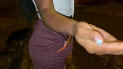 Reproduzir Vizinha latina mostra sua bunda curvilínea em público